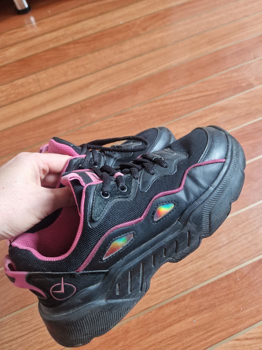 Отдам кроссовки для девочки