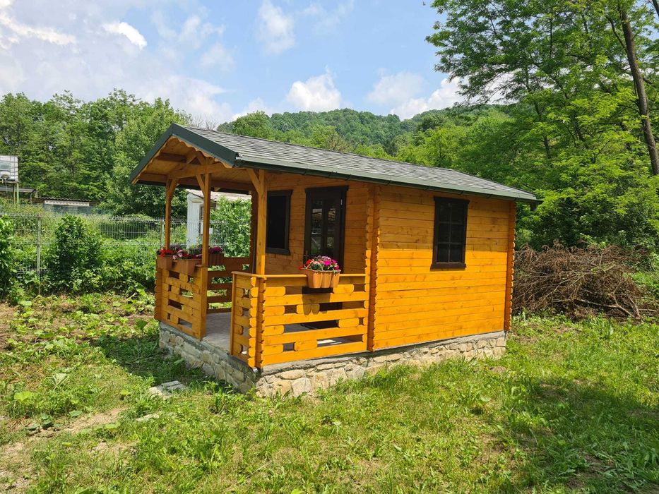 Teren cu constructii Cosmina de Sus - Foisor, baie, cabanuta si umbrar