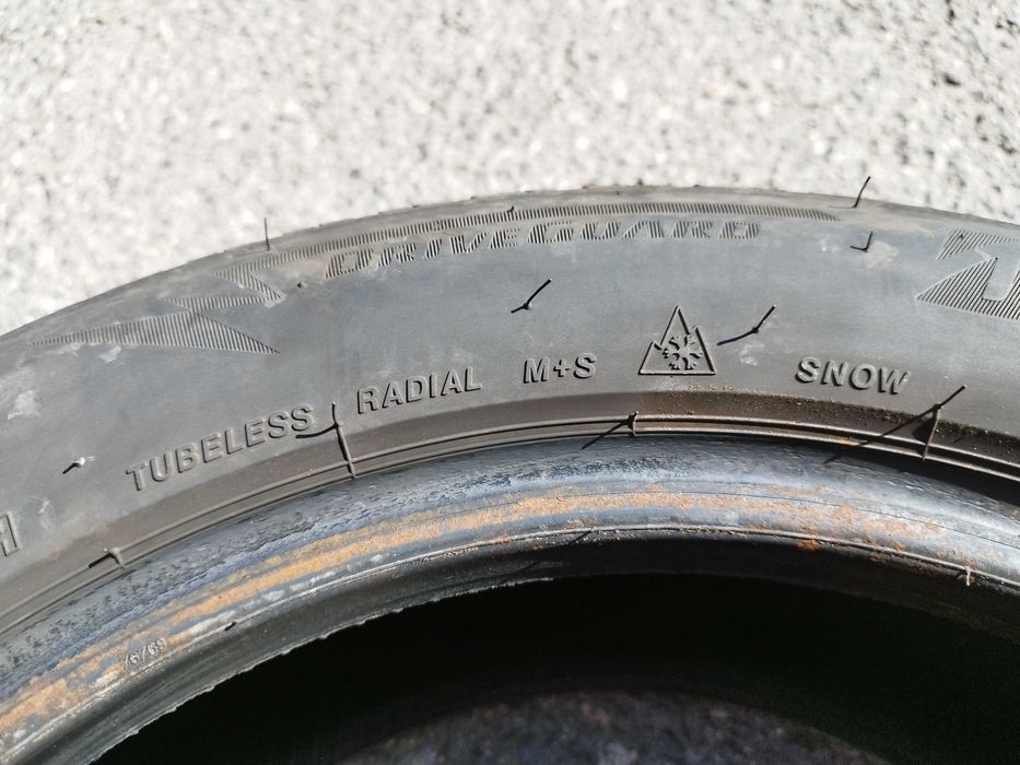 Продавам 2бр. зимни Bridgestone 205/60/16 DOT2320 RUNFLAT 60лв. двете
