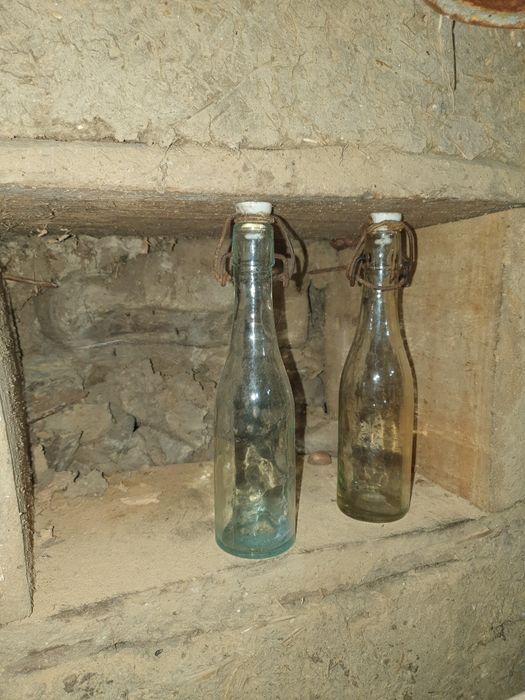 Две стари шишета