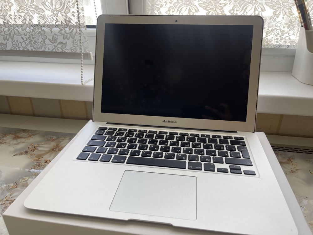 Macbook Air (13 inch, 2017)