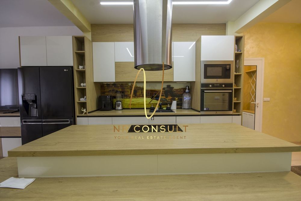 Дава се под наем Тристаен апартамент в София, Център - 90 кв.м за 1100 € - Снимка #1