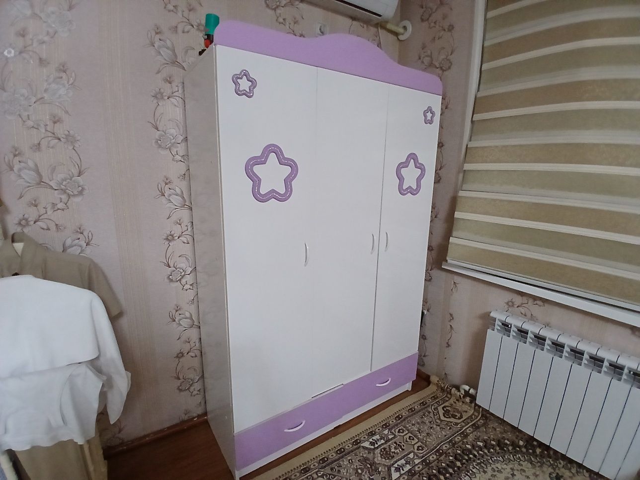 Detskiy krovat va shkaf sotiladi