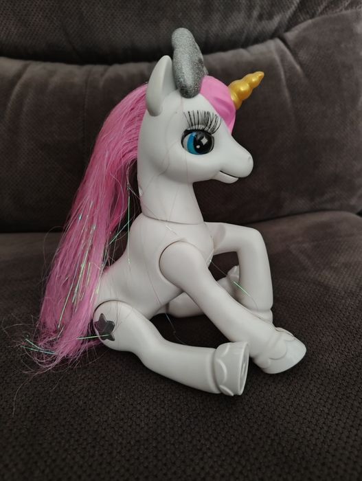 Ponei cu sunete și clipuri din ochi