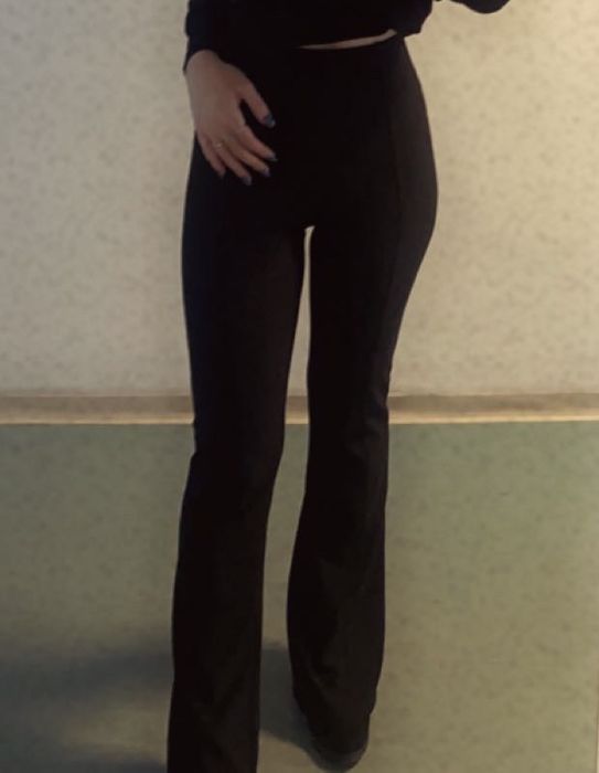 Pantaloni evazati la baza