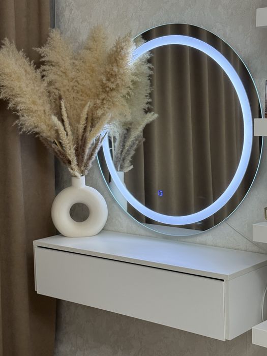 Продаю косметичный столик + зеркало в комплекте