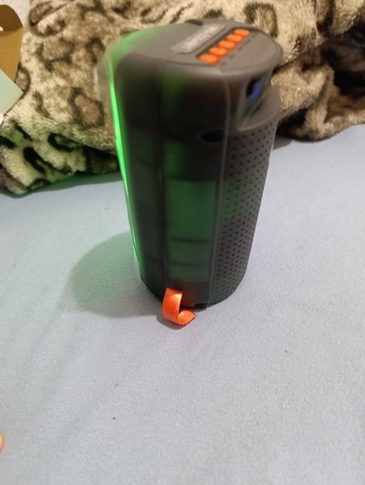Vând boxa portabila cu lumini
