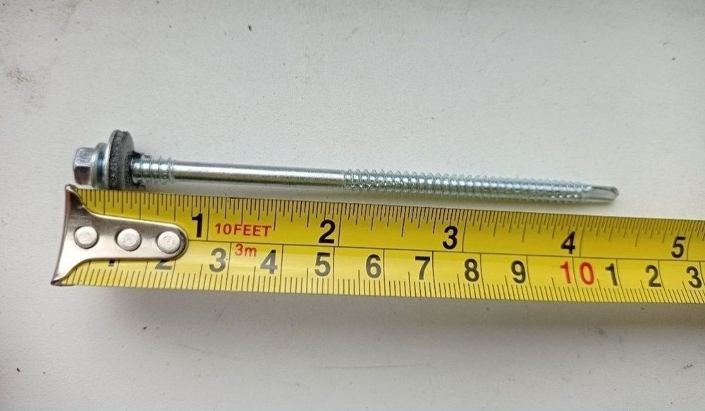 De vânzare o cutie cu holsuruburi pentru panouri tip sandwich, sunt 22