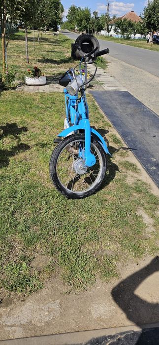 Piaggio Ciao
-Cel roz are setul nou porneste si merge