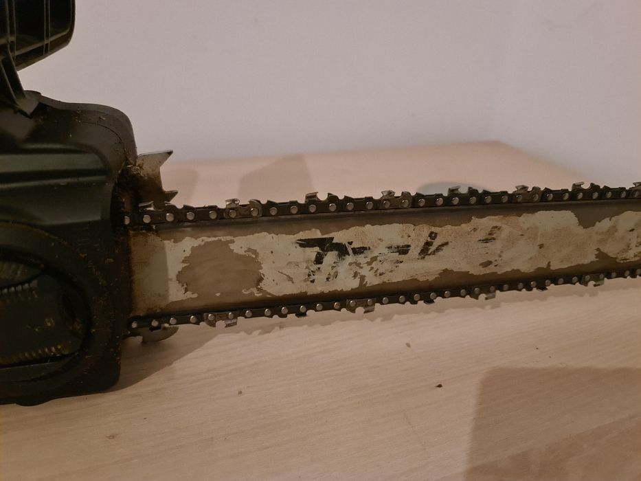 Drujba electrica cu fir Makita