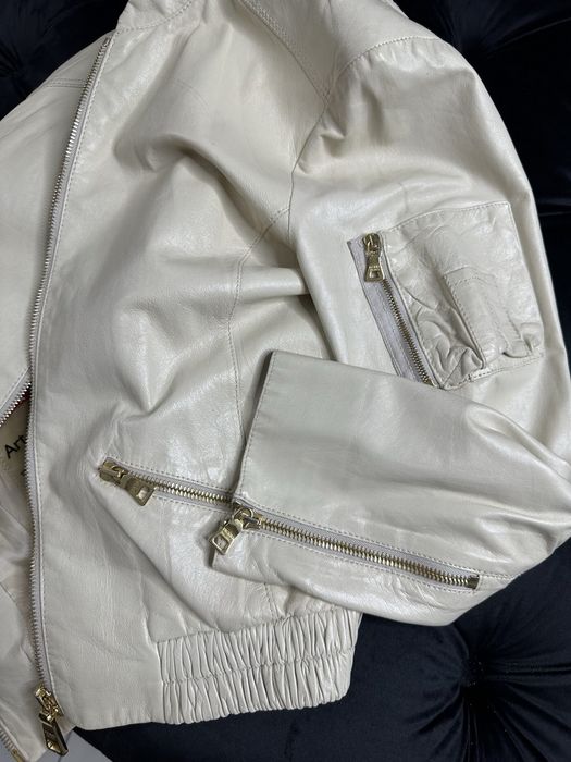 Geacă Prada - Piele Crem cu Accesorii Aurii