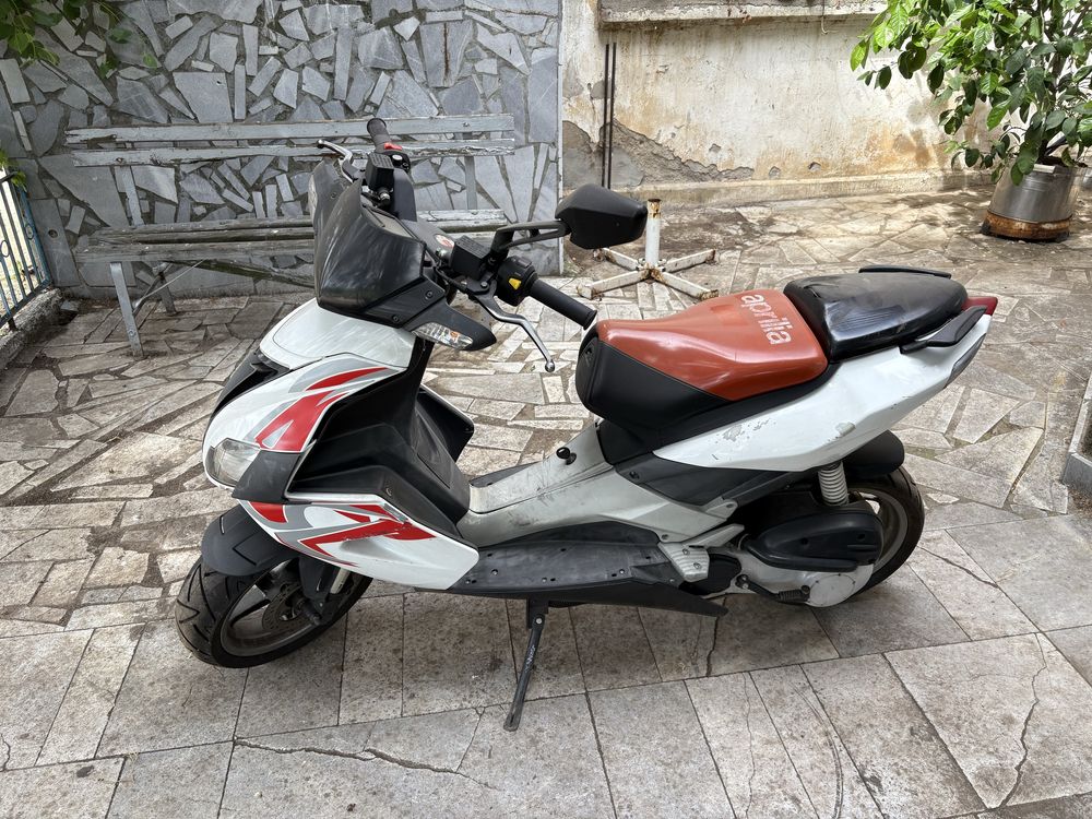 Скутер Aprilia SR
