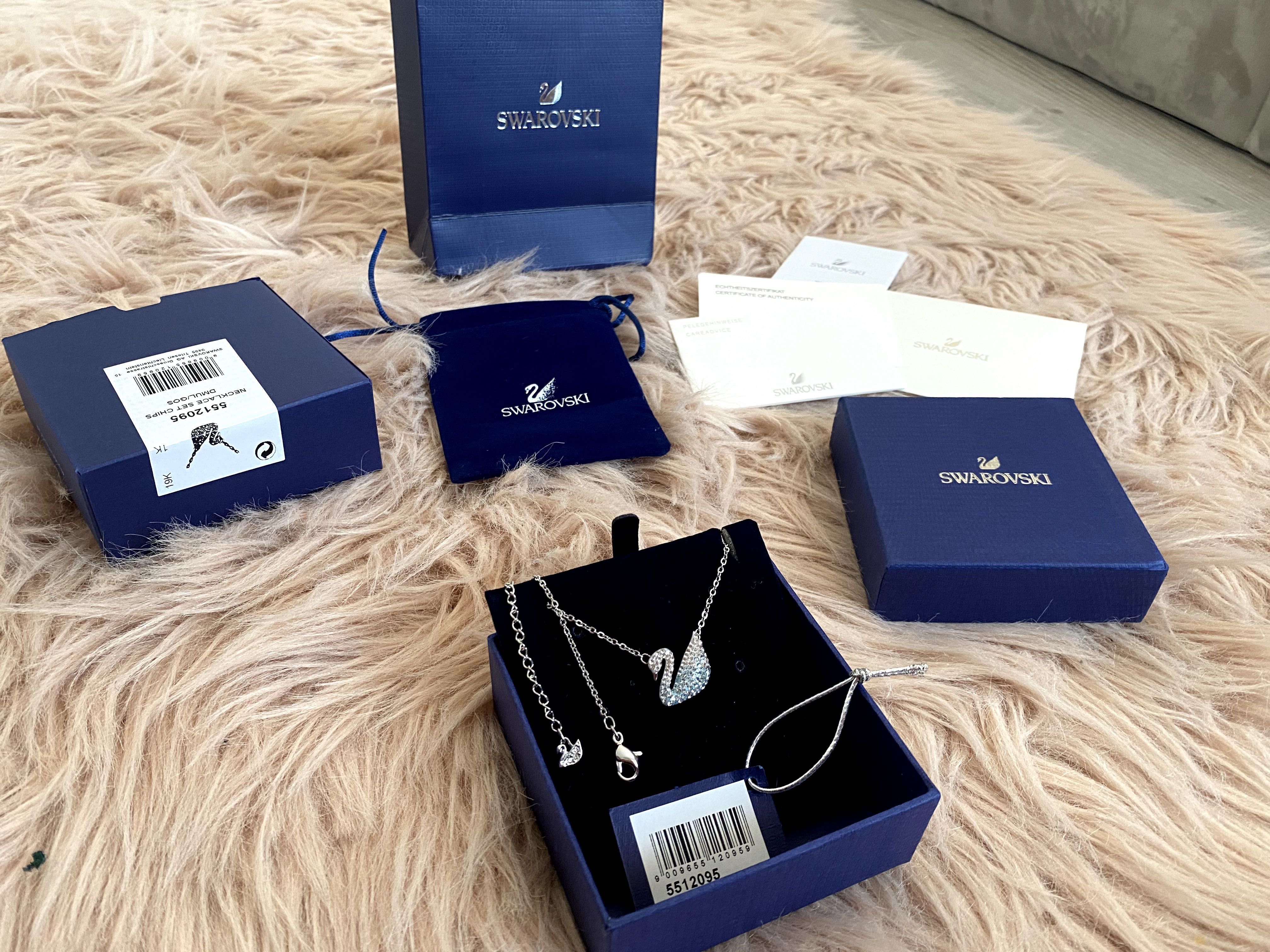 Colier Swarovski Swan lebădă albastra mărime medie lănțișor argintiu