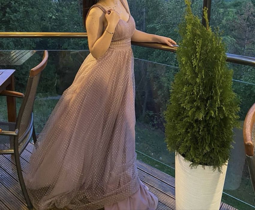 лилава бална рокля с презрамки изработена от нежен тюл