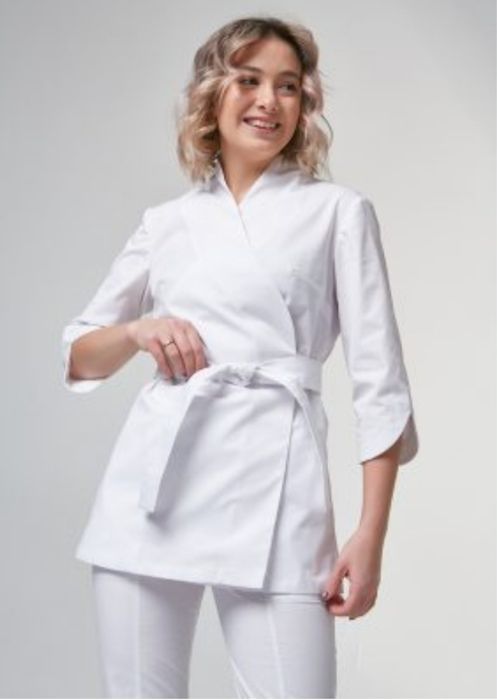 Продам красивую белую женскую медицинскую форму 50-52
