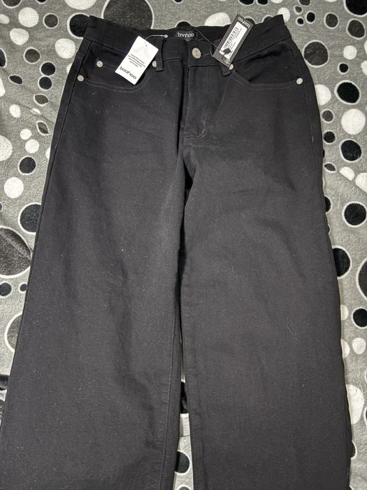 Vand blugi negri pentru femei