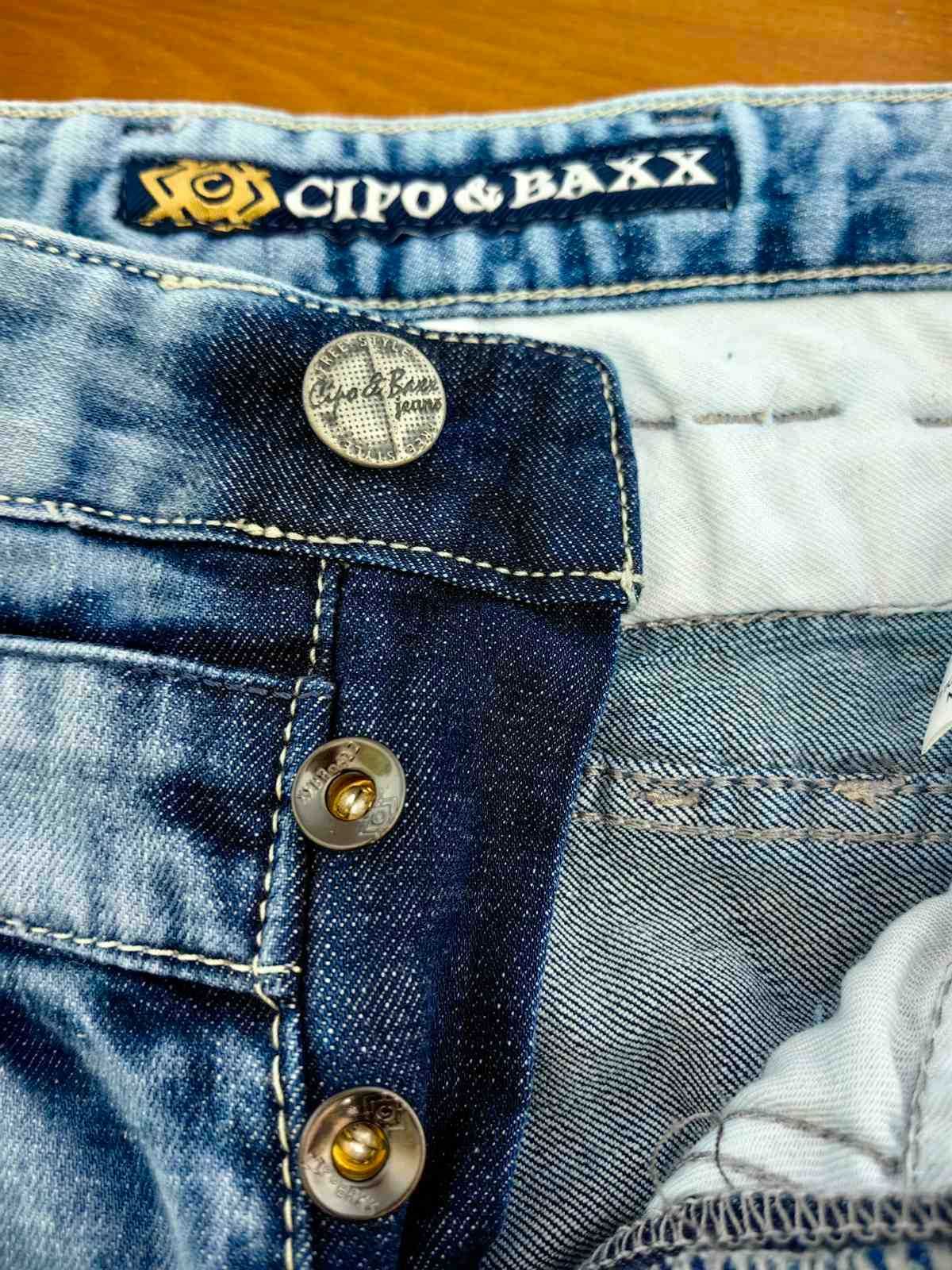 Продава се къси дънкини панталони  Cipo & Baxx
