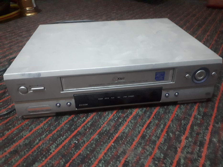 Видеомагнитофон сотилади.