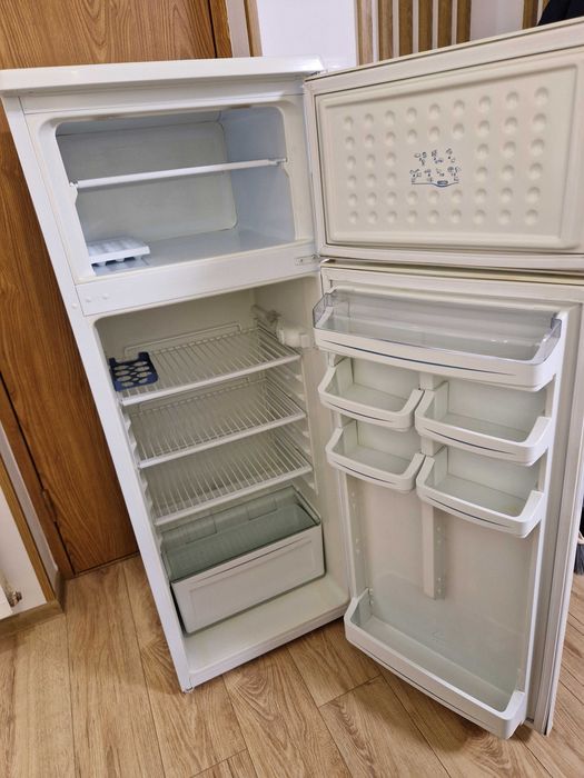 Frigider cu congelator separat H 143 cm