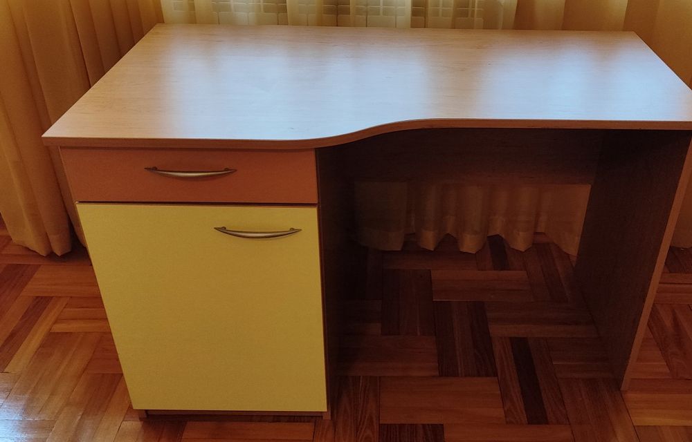 Бюро за детска стая