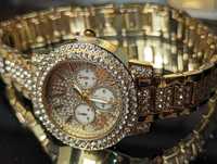 Дамски позлатен часовник с много камъни цирконии.Страхорни бижу !