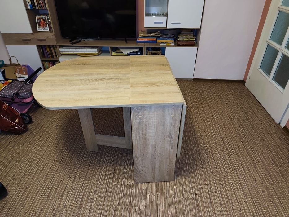 Продавам : Дървена маса