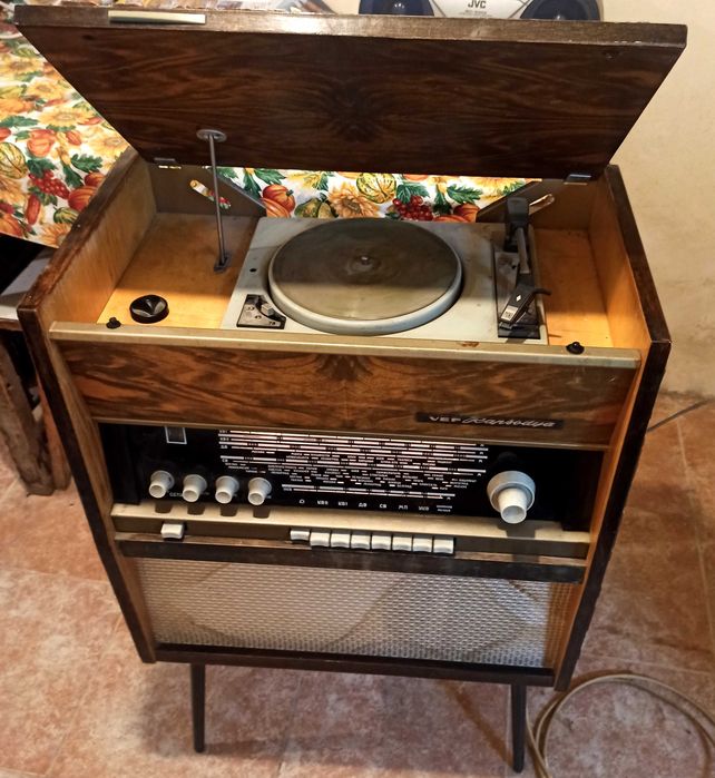 VEF Rapsodija радиограмофон Лампов - 70те г на XX век

цена 75 €вро