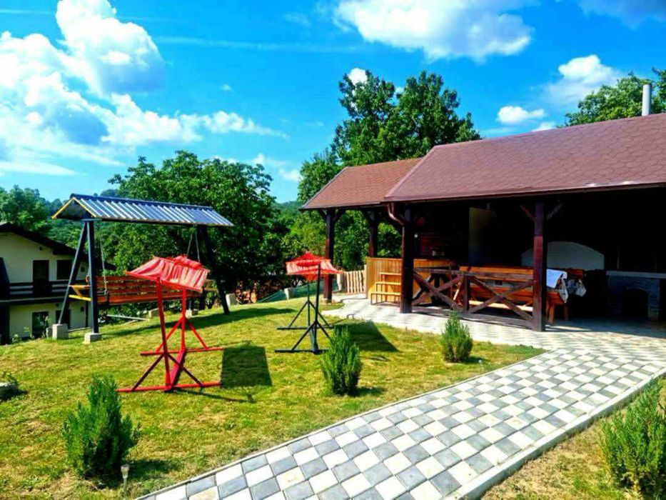 Piscină, ciubăr, foișor, grătar, munte  cazare relaxare totală 10 pers
