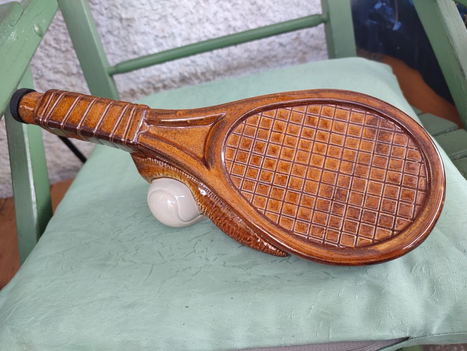 Sticla țuică/vișinată racheta de tenis