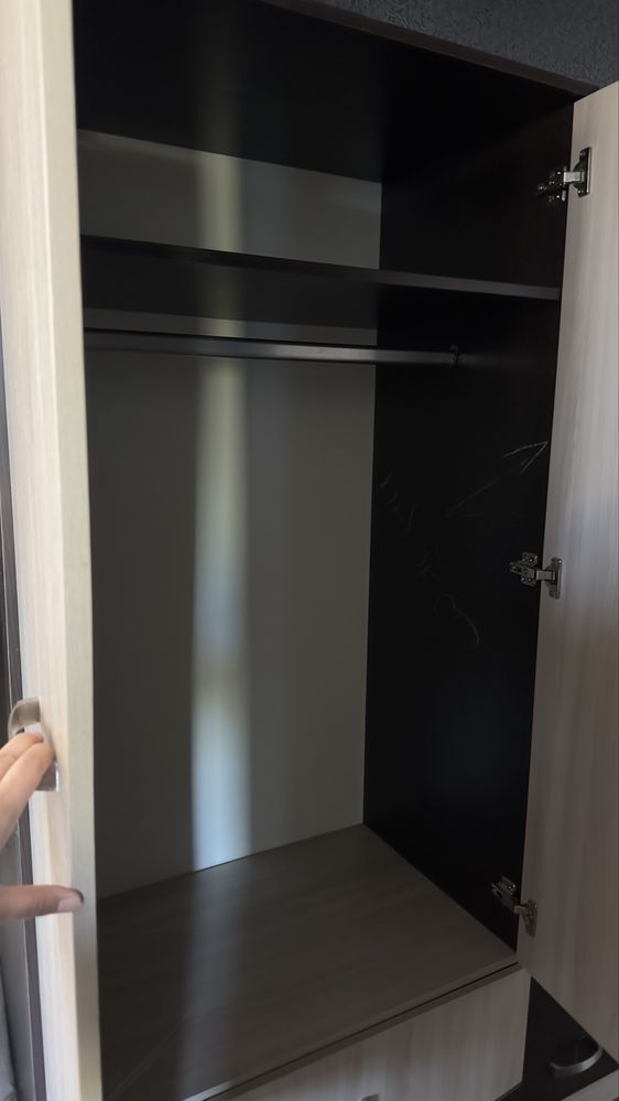 Продам мебель (прихожую40тыс,диван20тыс)