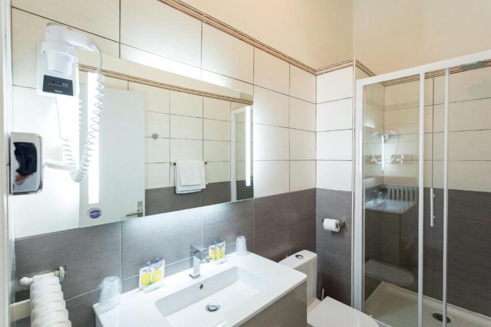 Mehmonxona bez zaks , Hotel Gasnitsa bez zaks