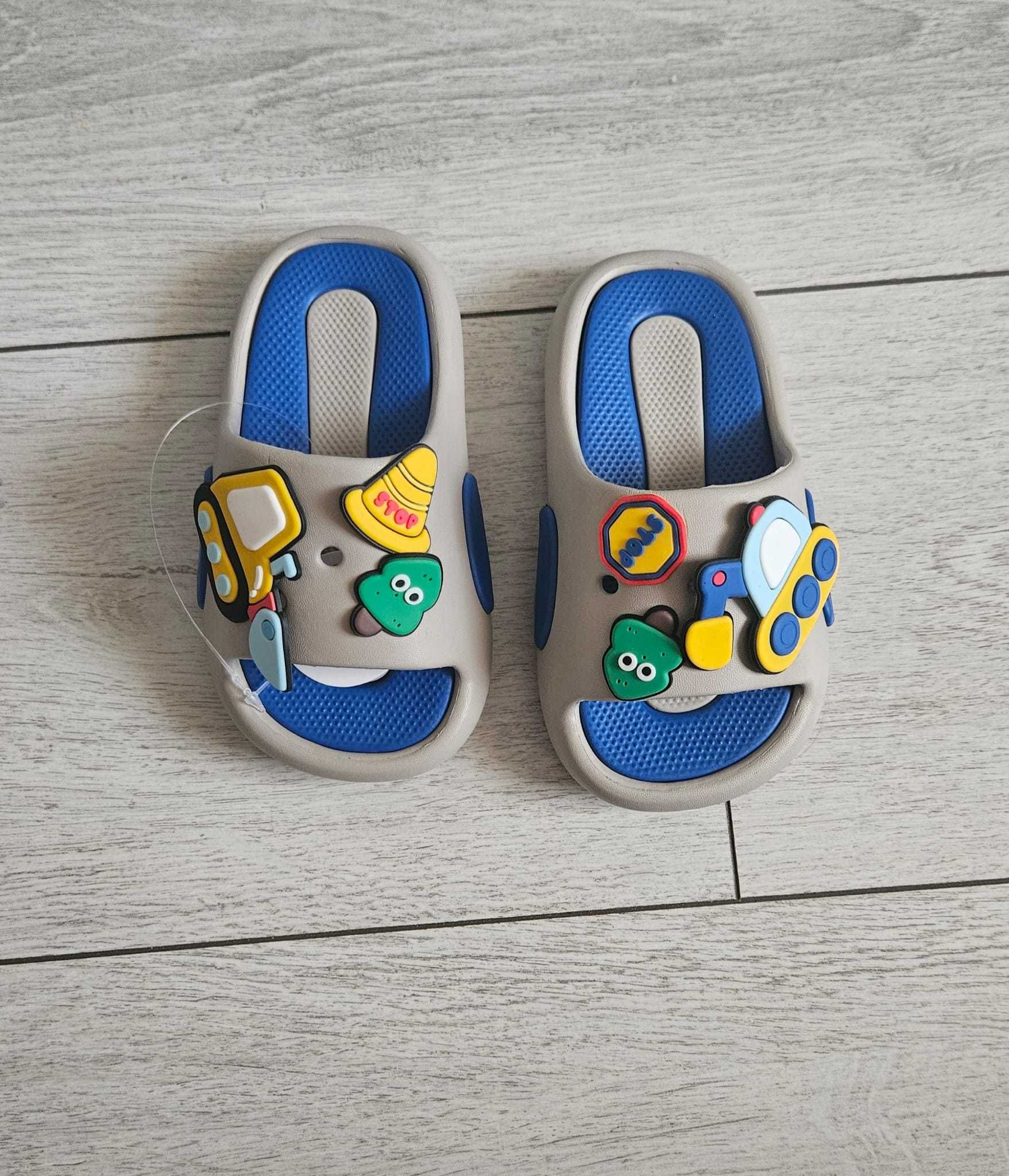 Papuci,marime 24-25, lungimea interioara 16 cm.
