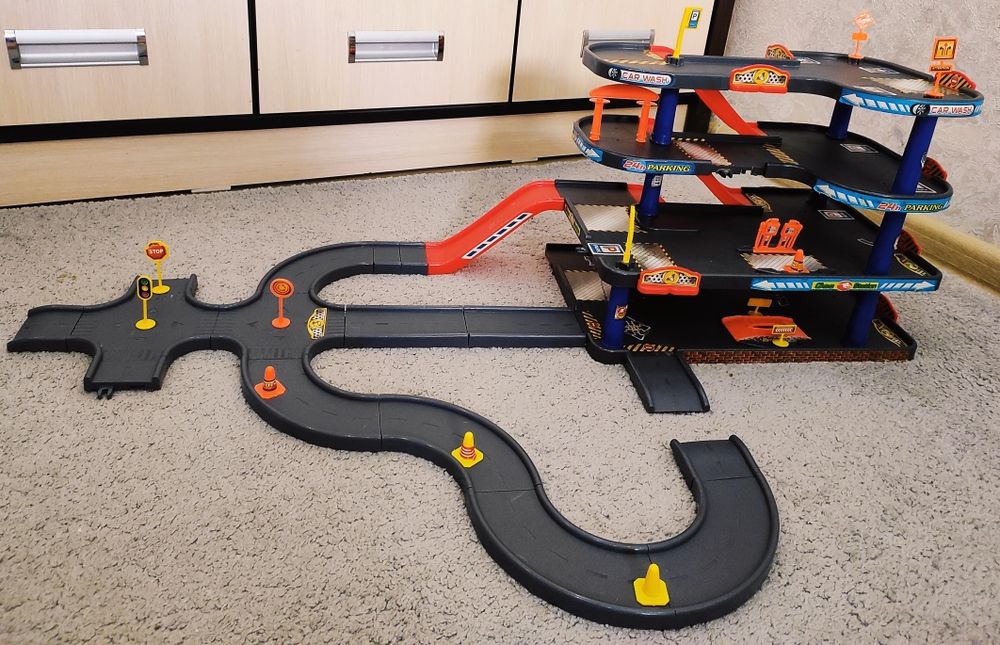 Продаётся  многоуровневая парковка на заправка.б/у,все детали на месте