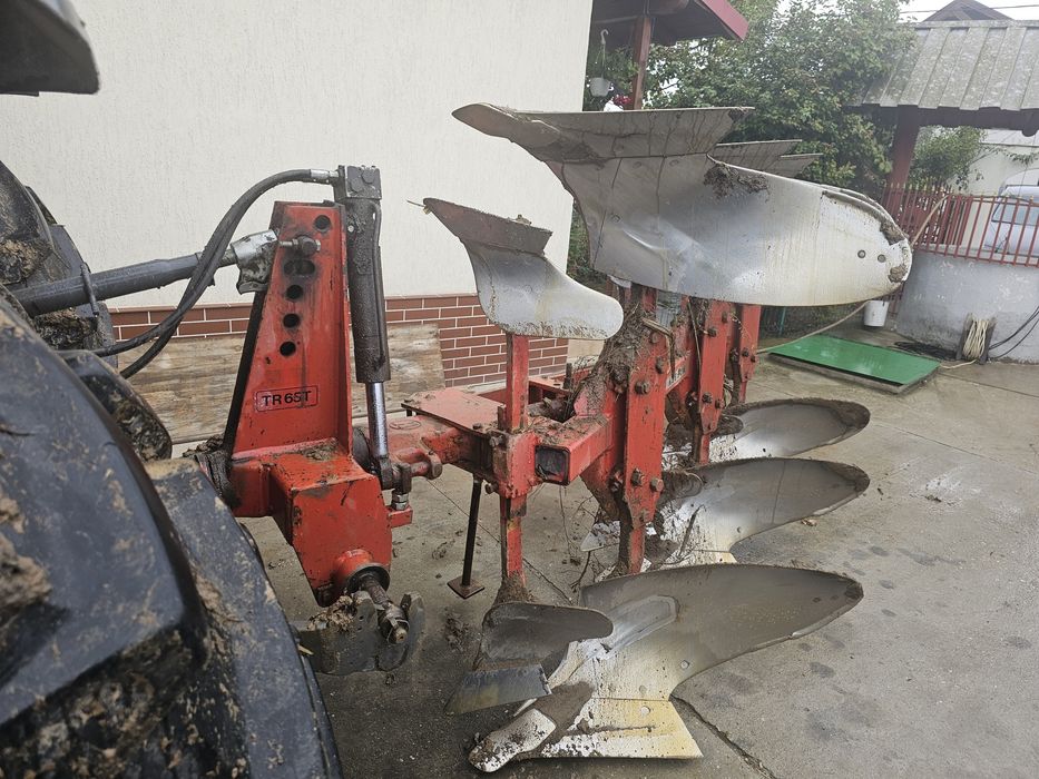 Vând plug reversibil huard tr65 cu 3 capuri .