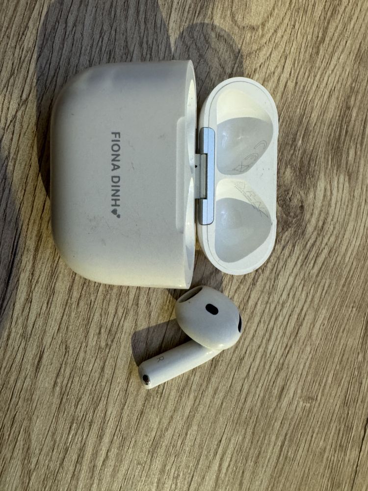 Carcasă de încărcare  Apple AirPods 4rd Gen cu casca dreapta
