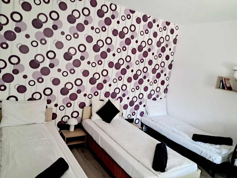 Cazare muncitori români și asiatici