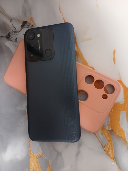 Продам телефон tecno spark 8c