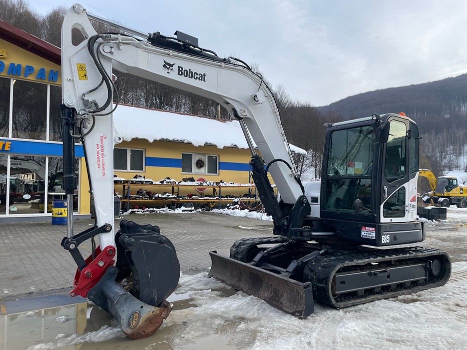 Vand bobcat e85 sau schimb cu buldoexcavator