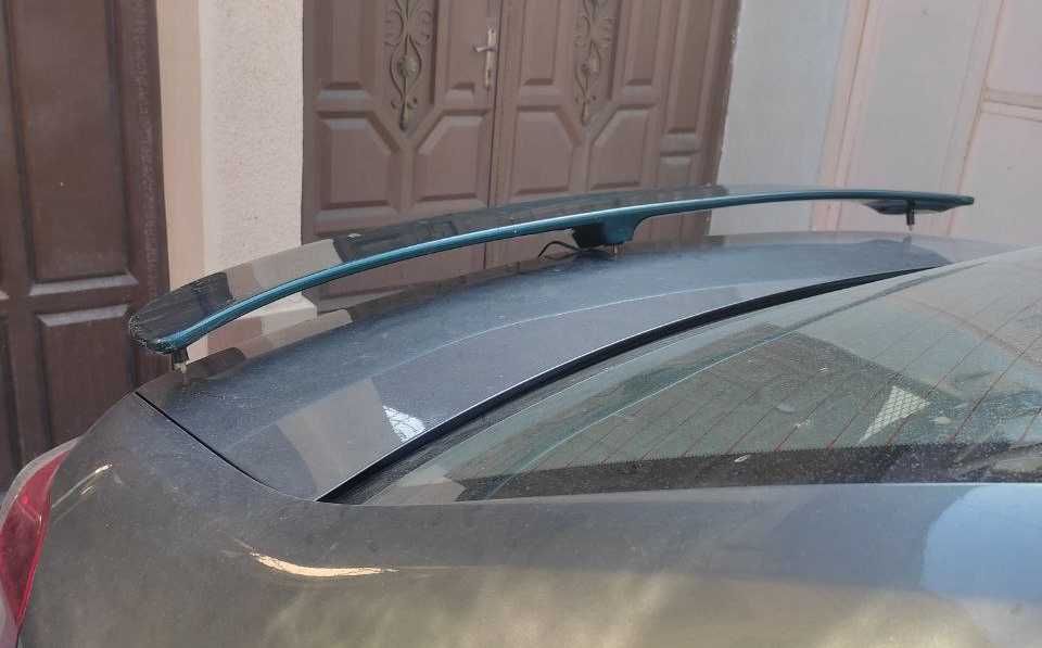 Автомобильный задний спойлер