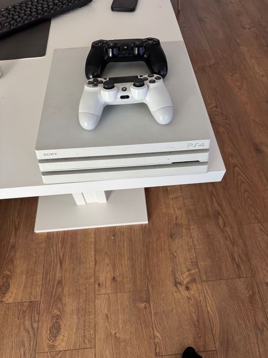 Продавам PS4 pro 1T