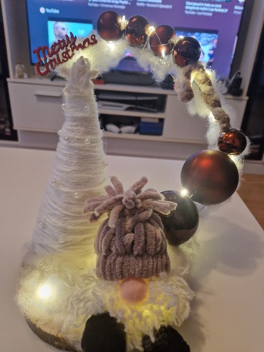 Decorațiune de Crăciun handmade cu spiriduș si bradut - bază din lemn