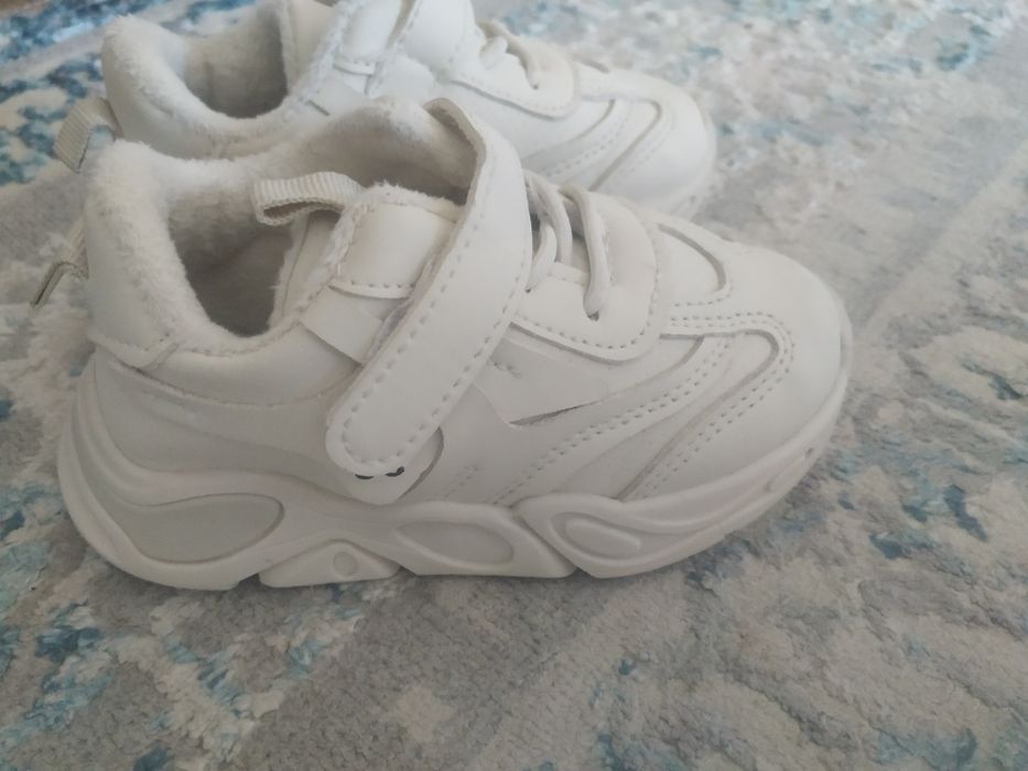 Новый кроссовки 21 размер