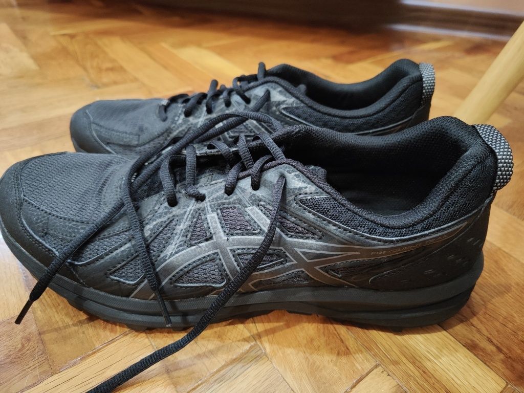 Маратонки Asics.
