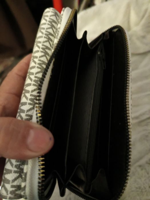 Portofel m kors nou fara eticheta