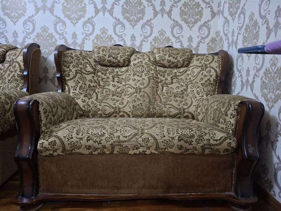 Divan kreslo komplet sotiladi 7 kishilik holati yaxshi