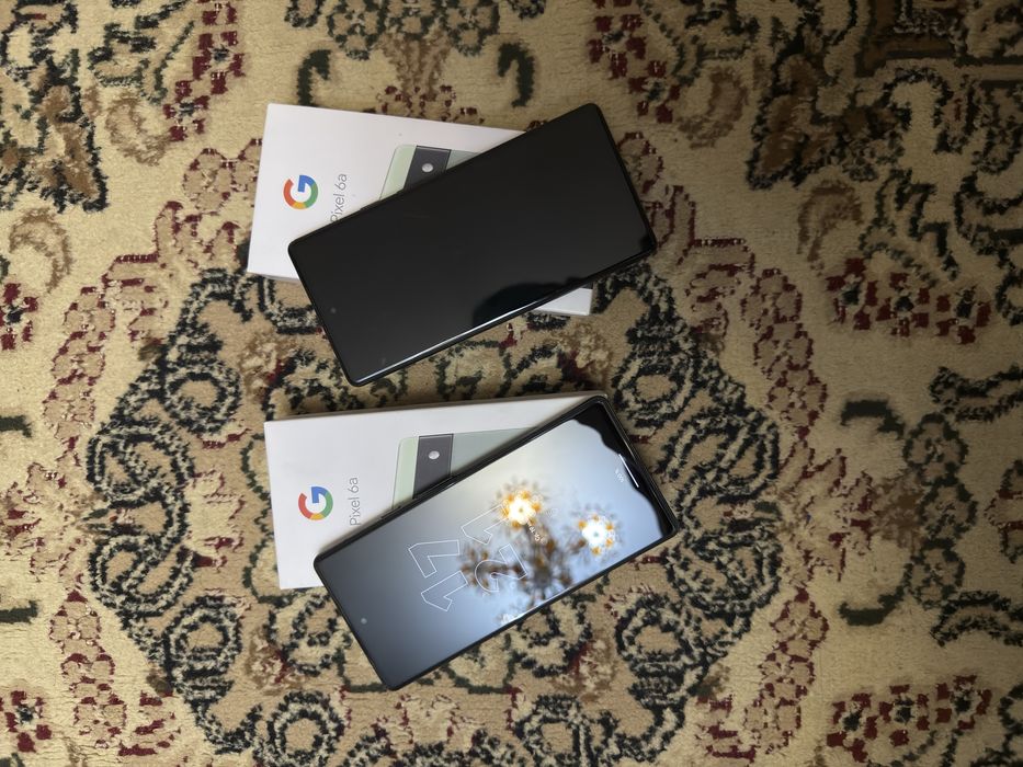 Два Google pixel 6a
