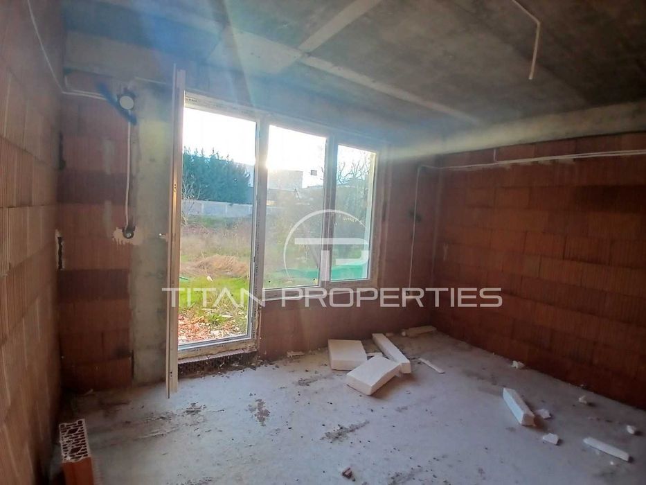 Продава се Тристаен апартамент в Пловдив, Остромила - 86 кв.м за 1391 €/кв.м - Снимка #2