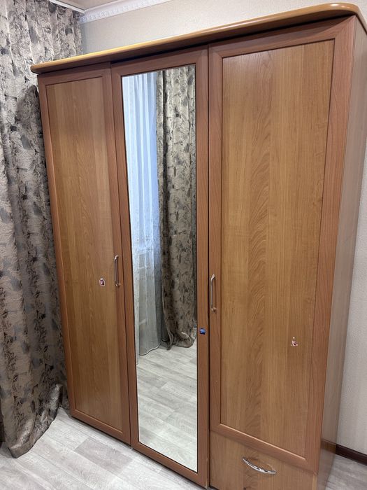 Отдам шкаф с зеркалом