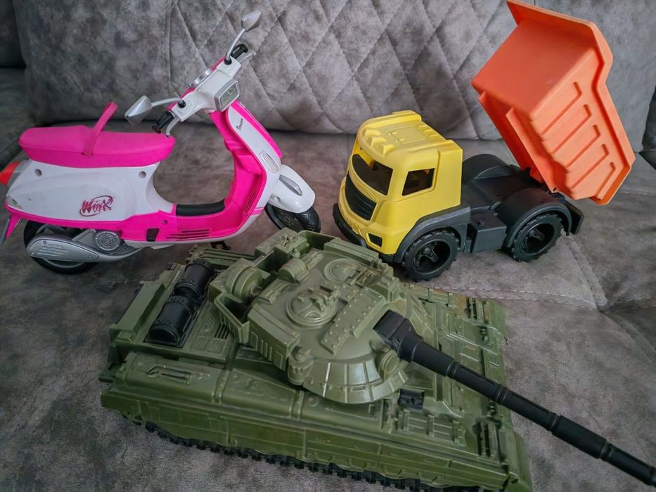 Продам машинки детские большие