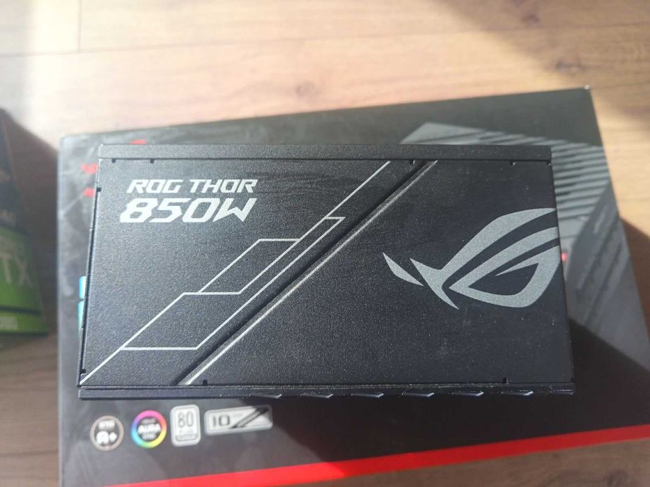 Захранващ блок ASUS ROG THOR PLATINUM с всички налични кабели